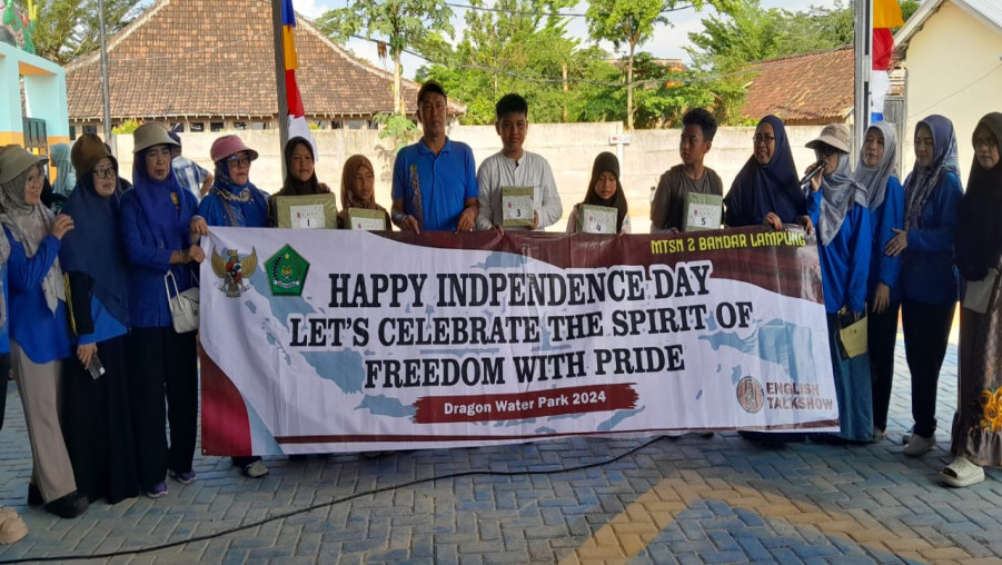 Serunya Kegiatan English Talkshow Kelas Unggul, Khusus dan Asrama MTsN 2 Bandar Lampung.