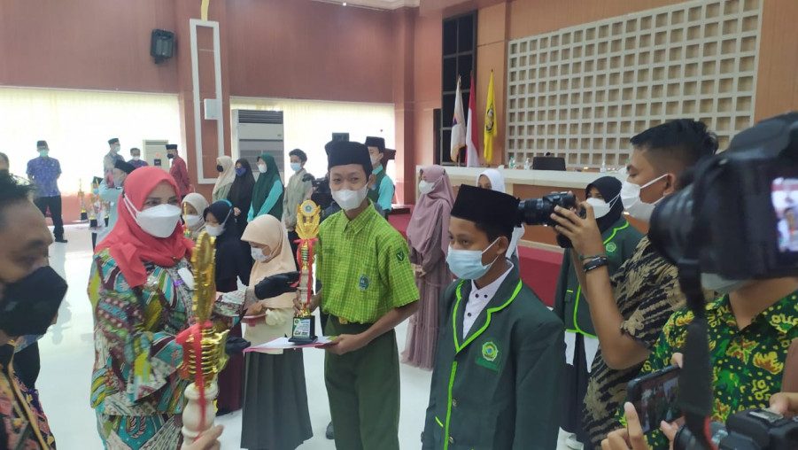 Wali Kota Bandar lampung berikan Piala dan Penghargaan Kepada Siswa MTs Negeri 2 Bandar Lampung