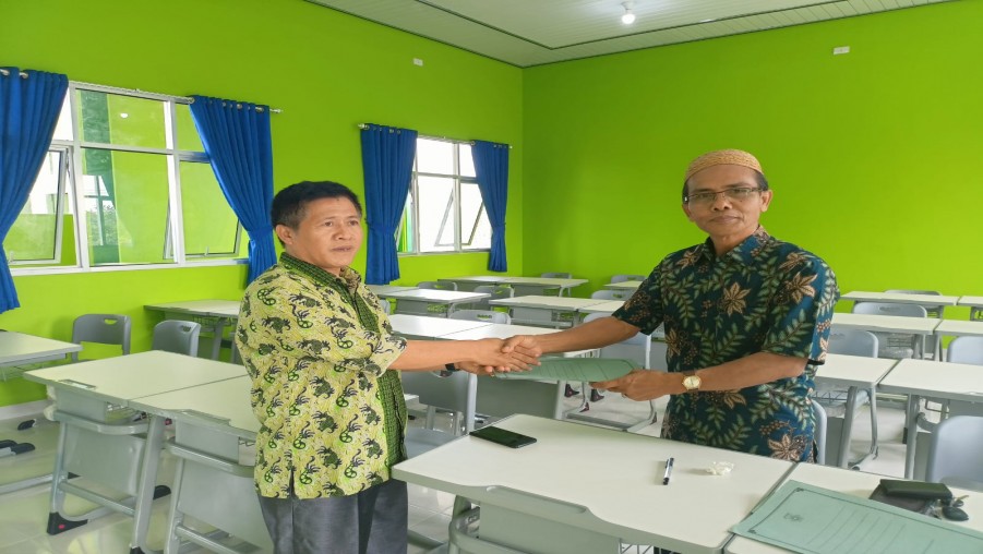 Serah Terima Ruangan Kelas Unggul Baru Kepada Kepala MTs Negeri 2 Bandar Lampung