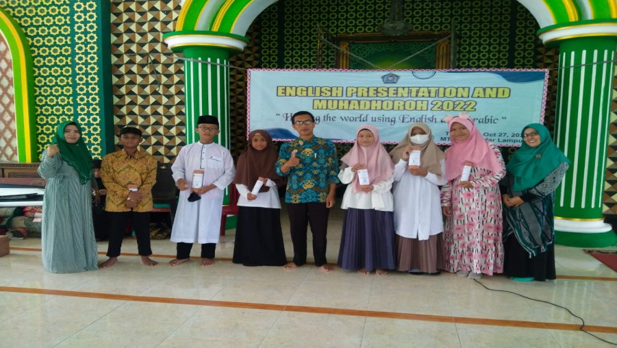 Kelas Unggul, Khusus dan Asrama MTs Negeri 2 Bandar Lampung Gelar Kegiatan English Presentation dan Muhadhoroh