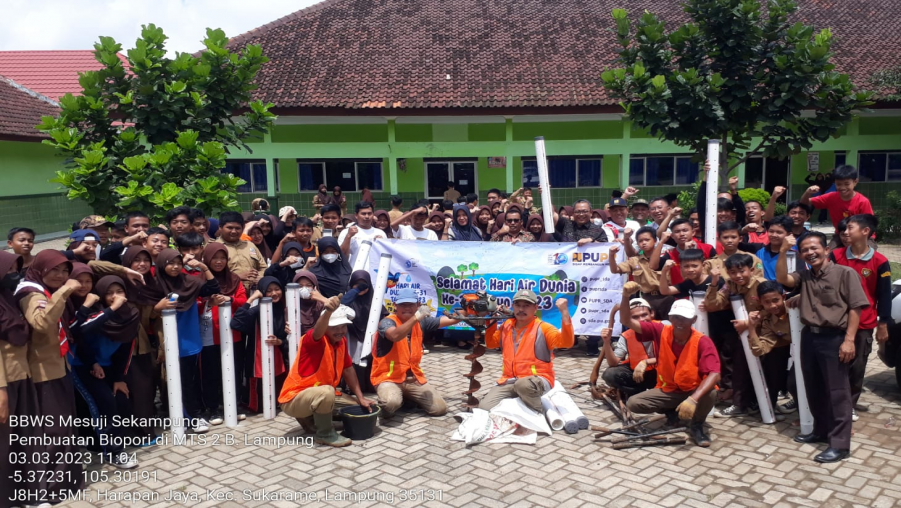 BANTUAN BIOPORI DARI BBWS MESUJI SEKAMPUNG DI MTs NEGERI 2 BANDAR LAMPUNG